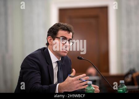 Washington, Vereinigte Staaten. 08th Dic 2021. Adam Mosseri, capo di Instagram appare durante un Comitato del Senato per il Commercio, la Scienza e i Trasporti - sottocomitato per la protezione dei consumatori, la sicurezza dei prodotti, E l'audizione sulla sicurezza dei dati per esaminare la protezione dei bambini online, concentrandosi su Instagram e le riforme per i giovani utenti, nell'edificio Russell Senate Office di Washington, DC, mercoledì 8 dicembre 2021. Credit: Rod Lammey/CNP/dpa/Alamy Live News Foto Stock