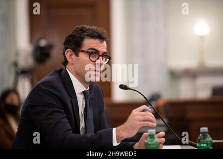 Washington, Vereinigte Staaten. 08th Dic 2021. Adam Mosseri, capo di Instagram appare durante un Comitato del Senato per il Commercio, la Scienza e i Trasporti - sottocomitato per la protezione dei consumatori, la sicurezza dei prodotti, E l'audizione sulla sicurezza dei dati per esaminare la protezione dei bambini online, concentrandosi su Instagram e le riforme per i giovani utenti, nell'edificio Russell Senate Office di Washington, DC, mercoledì 8 dicembre 2021. Credit: Rod Lammey/CNP/dpa/Alamy Live News Foto Stock