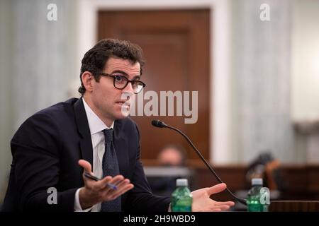 Washington, Vereinigte Staaten. 08th Dic 2021. Adam Mosseri, capo di Instagram appare durante un Comitato del Senato per il Commercio, la Scienza e i Trasporti - sottocomitato per la protezione dei consumatori, la sicurezza dei prodotti, E l'audizione sulla sicurezza dei dati per esaminare la protezione dei bambini online, concentrandosi su Instagram e le riforme per i giovani utenti, nell'edificio Russell Senate Office di Washington, DC, mercoledì 8 dicembre 2021. Credit: Rod Lammey/CNP/dpa/Alamy Live News Foto Stock