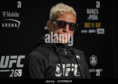 LAS VEGAS, NV - 8 dicembre: Charles Oliveira incontra la stampa durante la giornata dei media per la prossima partita PPV alla UFC Apex per il UFC269 - Oliveira vs Poirier - Media Day il 8 dicembre 2021 a Las Vegas, NV, Stati Uniti. (Foto di Louis Grasse/PxImages) Credit: PX Images/Alamy Live News Foto Stock