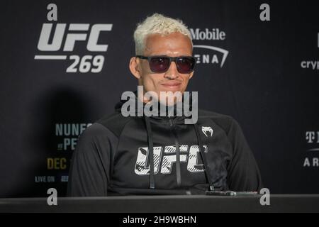 LAS VEGAS, NV - 8 dicembre: Charles Oliveira incontra la stampa durante la giornata dei media per la prossima partita PPV alla UFC Apex per il UFC269 - Oliveira vs Poirier - Media Day il 8 dicembre 2021 a Las Vegas, NV, Stati Uniti. (Foto di Louis Grasse/PxImages) Credit: PX Images/Alamy Live News Foto Stock