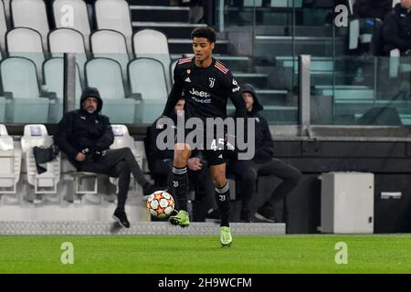 Torino, Italia. 08th Dic 2021. Koni De Winter del Juventus FC in azione durante la UEFA Champions League 2021/22 Group Stage-Group H Football match tra Juventus FC e Malmo FF al Juventus Stadium-Torino, Italia il 08 dicembre 2021-Photo ReportterTorino Credit: Independent Photo Agency/Alamy Live News Foto Stock