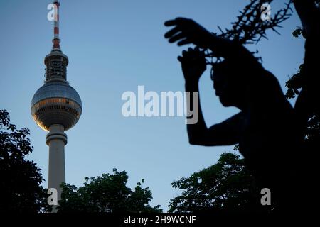 Fernsehturm, Figur an der Ruine Franziskaner Klosterkirche, Berlino (nur fuer redaktionelle Verwendung. Keine Werbung. Referenzdatenbank: http://www.3 Foto Stock