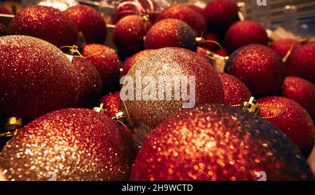 Decorazioni natalizie foto primo piano palle rosse Foto Stock