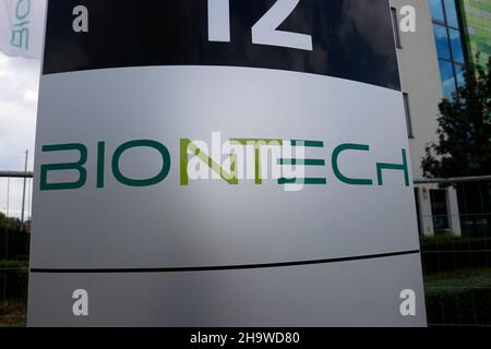 Das Logo der Biotech-Firma 'Biontech' an deren Stammsitz in Mainz (nur fuer redaktionelle Verwendung. Keine Werbung. Referenzdatenbank: http://www.36 Foto Stock