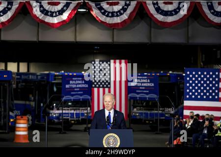 Kansas City, Stati Uniti. 08th Dic 2021. Il presidente Joe Biden parla della legge sulle infrastrutture presso la Kansas City Area Transportation Authority, a Kansas City, Missouri mercoledì 8 dicembre 2021. Foto di Kyle Rivas/UPI Credit: UPI/Alamy Live News Foto Stock