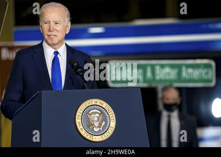 Kansas City, Stati Uniti. 08th Dic 2021. Il presidente Joe Biden parla della legge sulle infrastrutture presso la Kansas City Area Transportation Authority, a Kansas City, Missouri mercoledì 8 dicembre 2021. Foto di Kyle Rivas/UPI Credit: UPI/Alamy Live News Foto Stock