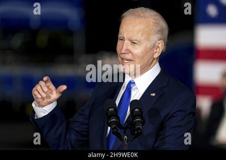 Kansas City, Stati Uniti. 08th Dic 2021. Il presidente Joe Biden parla della legge sulle infrastrutture presso la Kansas City Area Transportation Authority, a Kansas City, Missouri mercoledì 8 dicembre 2021. Foto di Kyle Rivas/UPI Credit: UPI/Alamy Live News Foto Stock