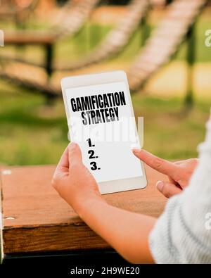 Scrittura visualizzazione testo strategia di Gamification. Parola scritta su Usa ricompense per la motivazione integrare Game Mechanics Online Jobs e lavorare in remoto Foto Stock