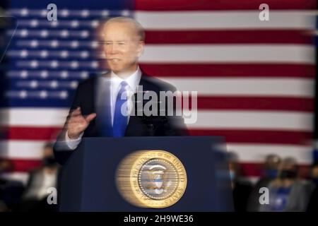 Kansas City, Stati Uniti. 08th Dic 2021. Il presidente Joe Biden parla della legge sulle infrastrutture presso la Kansas City Area Transportation Authority, a Kansas City, Missouri mercoledì 8 dicembre 2021. Foto di Kyle Rivas/UPI Credit: UPI/Alamy Live News Foto Stock