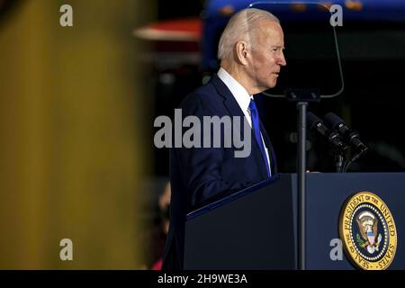 Kansas City, Stati Uniti. 08th Dic 2021. Il presidente Joe Biden parla della legge sulle infrastrutture presso la Kansas City Area Transportation Authority, a Kansas City, Missouri mercoledì 8 dicembre 2021. Foto di Kyle Rivas/UPI Credit: UPI/Alamy Live News Foto Stock