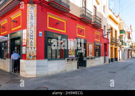 Vista generale della facciata del Las Columnas Tapas Bar and Cafe nel quartiere Triana di Siviglia, Spagna, il 27 2021 novembre. Foto Stock