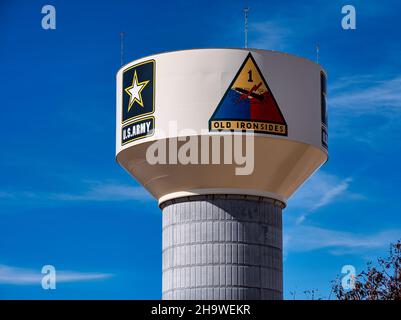 EL PASO, STATI UNITI - Nov 03, 2021: Un enorme serbatoio d'acqua sopraelevato con segnali di avvertimento a El Paso, Stati Uniti Foto Stock