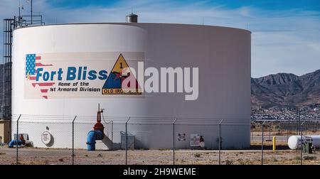 EL PASO, STATI UNITI - 03 novembre 2021: Un grande serbatoio industriale bianco per carburante con segnali di avvertimento. Foto Stock