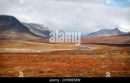 Sentiero Kungsleden che passa attraverso una splendida valle tra Salka e capanne Sini, settembre, Lapponia, Svezia Foto Stock