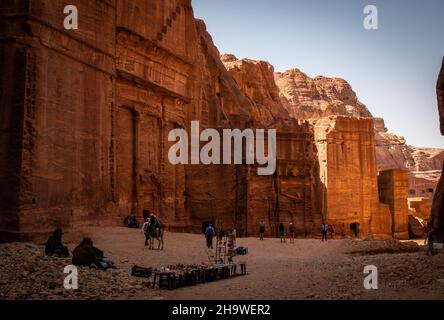 Bancarelle di souvenir di fronte alle facciate di Preta, Jodan, piuttosto vuoto al mattino presto del 4th 2018 marzo Foto Stock