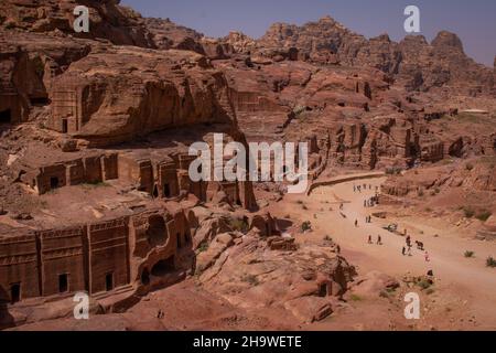 Turisti che camminano intorno alle facciate di Petra, Giordania. Marzo il 5th 2018 Foto Stock