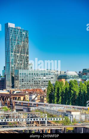 LONDRA, REGNO UNITO - 12 ottobre 2021: Lo skyline e i grattacieli di Londra con la ferrovia in primo piano Foto Stock