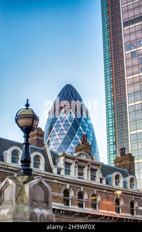 LONDRA, REGNO UNITO - 30 giugno 2015: L'edificio Gherkin nel quartiere finanziario di Londra Foto Stock