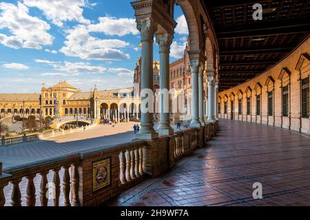 Vista dal portico coperto della Plaza de Espana, o Piazza di Spagna, a Siviglia, Spagna Foto Stock