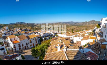 Vista del villaggio collinare di Zahara de la Sierra, uno dei villaggi bianchi nella zona di Malaga, Cadiz e Siviglia del sud della Spagna. Foto Stock