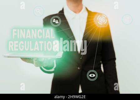 Ispirazione che mostra il segno di regolamento finanziario. Word for AIM per mantenere l'integrità di Finance System Woman in Uniform Displaying Mobile Device Foto Stock