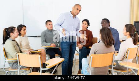 Il coach conduce la formazione aziendale all'università Foto Stock