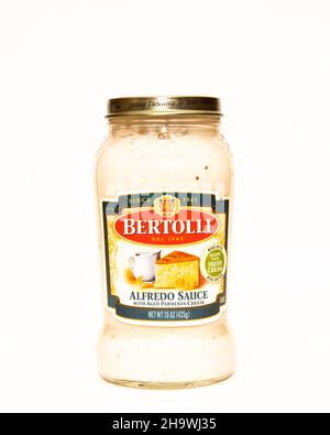 Un vasetto di salsa Bertolli Alfredo con parmigiano stagionato, isolato su bianco Foto Stock