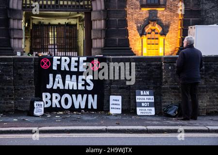 Londra, Inghilterra, Regno Unito. 8th Dic 2021. HM Prison Wandsworth, Londra, Regno Unito, 8th dicembre 2021. John, amico e consigliere legale di James Brown, il cieco medaglia d'oro Paralimpico detenuto per aver arrampicato su un aereo e superincollato le mani su di esso (ottobre 2019), attende che venga rilasciato. (Credit Image: © Sabrina Merolla/ZUMA Press Wire) Foto Stock