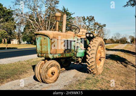 Trattore John Deere antico o verde d'epoca sul lato della strada nella rurale Pike Road Alabama, USA. Foto Stock