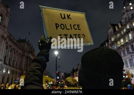 Londra, Regno Unito, 8th dicembre 2021, Una persona tiene un cartello alla protesta "Kill the Bill" a Westminster, mentre la terza lettura della legge sulla polizia, la criminalità, la condanna e i tribunali (PCSC) era in corso presso la Camera dei Lord. La nuova legislazione, se approvata, conferirà alla polizia ulteriori poteri per rompere le proteste consentendo il stop-and-search, la condivisione dei dati degli attivisti e la rottura delle manifestazioni ritenute causa di "grave fastidio”. Credit: Undicesima ora Fotografia/Alamy Live News Foto Stock