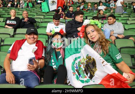 Austin, Texas, Stati Uniti. 8 dicembre 2021: I tifosi arrivano al Q2 Stadium per una partita di calcio internazionale tra Messico e Cile il 8 dicembre 2021 ad Austin, Texas. (Credit Image: © Scott Coleman/ZUMA Press Wire) Credit: ZUMA Press, Inc./Alamy Live News Foto Stock