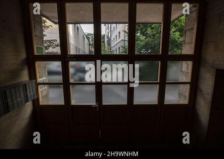 Foto della porta d'ingresso di un edificio a più piani a Lubiana, Slovenia, con un focus sulla porta, la porta d'ingresso e alcune caselle postali. Foto Stock