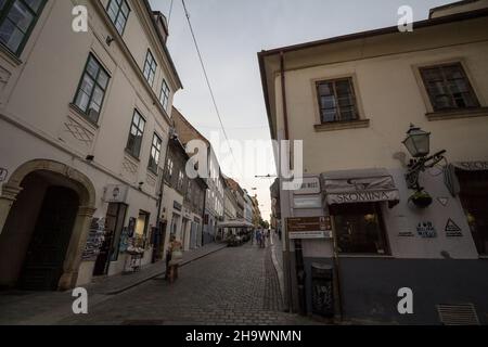 Foto di Radiceva ulica a Zagabria, Croazia, in estate. Radiceva Street è una strada nel centro di Zagabria, Croazia. Che si estende dalla vicinanza o Foto Stock