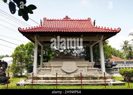 Il Monastero buddista di Mendut si trova accanto all'antico Tempio di Mendut del 9th secolo ad a Giava Centrale, Indonesia. Foto Stock