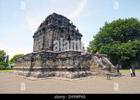 Il Tempio di Mendut nel villaggio di Mendut a Magelang, costruito nel 9th secolo d.C. a Giava Centrale, Indonesia, dista solo 3 km da Borobudur. Foto Stock