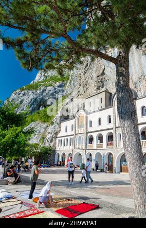 Monastero di Ostrog, Montenegro-Settembre 13th 2019:devoti al popolare sito di pellegrinaggio, visitato da credenti da lontano, preparare biancheria da letto e coperte fo Foto Stock