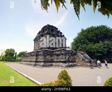 Il Tempio di Mendut nel villaggio di Mendut a Magelang, costruito nel 9th secolo d.C. a Giava Centrale, Indonesia, dista solo 3 km da Borobudur. Foto Stock