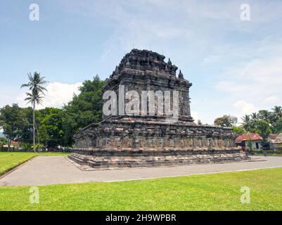 Il Tempio di Mendut nel villaggio di Mendut a Magelang, costruito nel 9th secolo d.C. a Giava Centrale, Indonesia, dista solo 3 km da Borobudur. Foto Stock