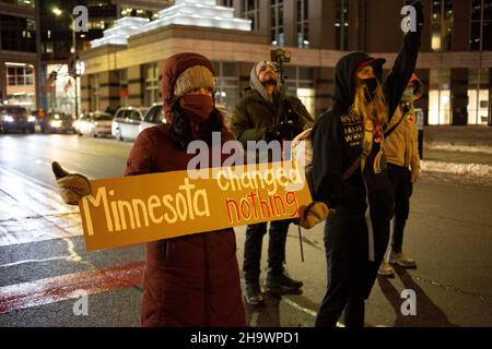 Minneapolis, Minnesota, USA. 8th Dic 2021. 8 dicembre 2021-Minneapolis, Minnesota, USA: Un dimostratore ha un segno che dice 'Minnesota cambiato niente.' I manifestanti marciano fuori dal Centro governativo della contea di Hennepin mentre il giorno 1 del processo DI KIMBERLY POTTER si conclude. Potter, 49, di Champlin, Minnesota, è stato processato per la macellazione di manomicidio di DAUNTE WRIGHT, 20, del Brooklyn Center, Minnesota, il 11 aprile, 2021. (Credit Image: © Henry Pan/ZUMA Press Wire) Credit: ZUMA Press, Inc./Alamy Live News Foto Stock