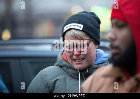 Minneapolis, Minnesota, USA. 8th Dic 2021. Dicembre 8, 2021-Minneapolis, Minnesota, USA: Il fidanzato DI GEORGE FLOYD COURTNEY ROSS grida come i manifestanti si riuniscono fuori dal Centro governativo della contea di Hennepin. I manifestanti marciano fuori dal Centro governativo della contea di Hennepin mentre il giorno 1 del processo DI KIMBERLY POTTER si conclude. Potter, 49, di Champlin, Minnesota, è stato processato per la macellazione di manomicidio di DAUNTE WRIGHT, 20, del Brooklyn Center, Minnesota, il 11 aprile, 2021. (Credit Image: © Henry Pan/ZUMA Press Wire) Credit: ZUMA Press, Inc./Alamy Live News Foto Stock