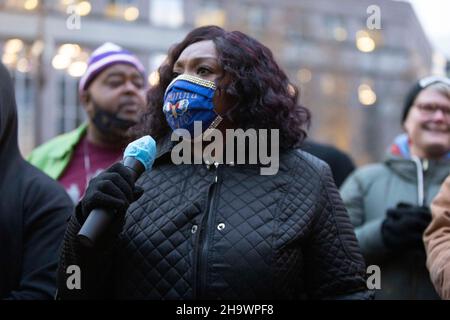 Minneapolis, Minnesota, USA. 8th Dic 2021. 8 dicembre 2021-Minneapolis, Minnesota, USA: BIANCA AUSTIN, zia di BREONNA TAYLOR, si rivolge ai manifestanti. Un dimostratore ha un segno che dice ''il razzismo non sta peggiorando, sta ottenendo girato.'' I manifestanti marciano fuori dal Centro governativo della contea di Hennepin mentre il giorno 1 del processo DI KIMBERLY POTTER si conclude. Potter, 49, di Champlin, Minnesota, è stato processato per la macellazione di manomicidio di DAUNTE WRIGHT, 20, del Brooklyn Center, Minnesota, il 11 aprile, 2021. (Credit Image: © Henry Pan/ZUMA Press Wire) Credit: ZUMA Press, Inc./Alamy Live News Foto Stock