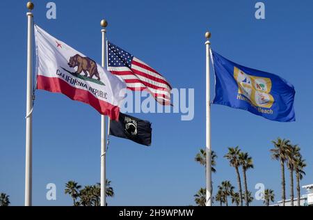 Quattro bandiere su pali di bandiera che volano a Huntington Beach, California Foto Stock