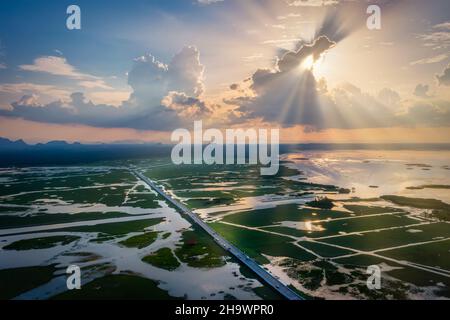 Vista aerea della strada Chalerm Phra Kiat al tramonto a Thale noi, Phatthalung, Thailandia Foto Stock