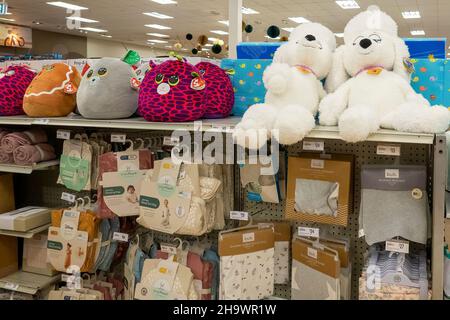 Mackay, Queensland, Australia - Dicembre 2021: Giocattoli morbidi e accessori per bambini in vendita sugli scaffali dei grandi magazzini Foto Stock