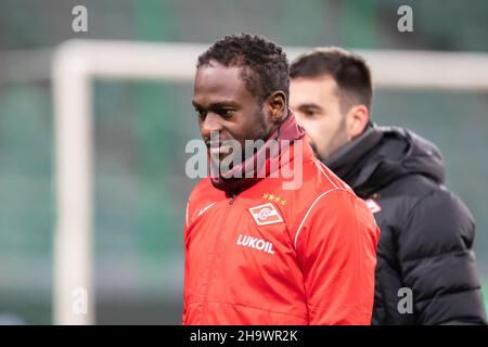 Varsavia, Polonia. 08th Dic 2021. Victor Moses di Spartak è stato visto durante la sessione di addestramento ufficiale un giorno prima della partita della UEFA Europa League Group Stage tra Legia Warszawa e Spartak Mosca al Marshal Jozef Pilsudski Legia Varsavia Municipal Stadium. Credit: SOPA Images Limited/Alamy Live News Foto Stock