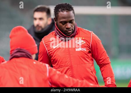 Varsavia, Polonia. 08th Dic 2021. Victor Moses di Spartak è stato visto durante la sessione di addestramento ufficiale un giorno prima della partita della UEFA Europa League Group Stage tra Legia Warszawa e Spartak Mosca al Marshal Jozef Pilsudski Legia Varsavia Municipal Stadium. (Foto di Mikolaj Barbanell/SOPA Images/Sipa USA) Credit: Sipa USA/Alamy Live News Foto Stock