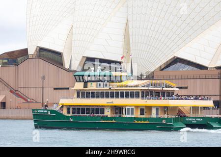 Traghetto di classe smeraldo di Sydney la MV Catherine Hamlin, passa l'edificio della Sydney Opera House, il porto di Sydney, NSW, Australia Foto Stock