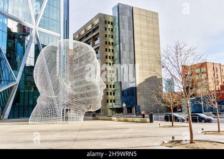 CALGARY, CANADA - NOVEMBRE 13. 2021: Scultura Wonderland di Jaume Plensa di fronte alla torre Bow nel centro di Calgary, Alberta, Canada. Foto Stock