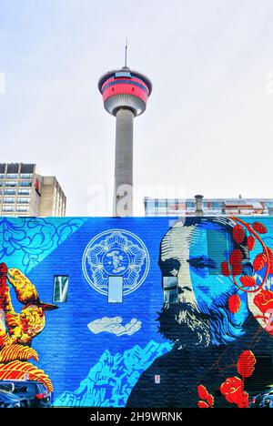 CALGARY, CANADA - NOVEMBRE 13. 2021: La Calgary Tower sorge sopra un murale del Barone George Stephen in Center Street a Calgary, Alberta. Il murale wa Foto Stock